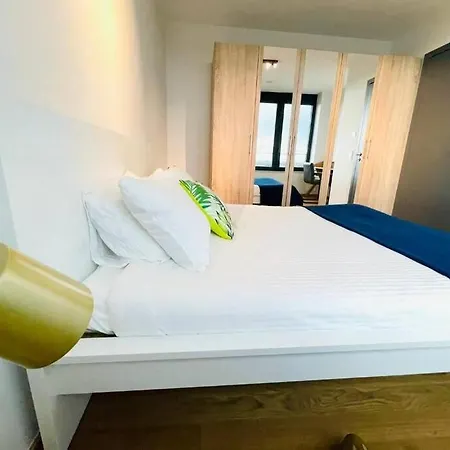 W One Bedroom Spa Gym Terrace&parking Apartment